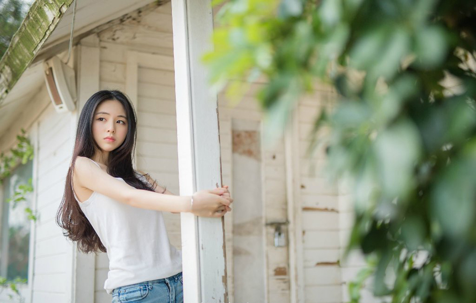 严颜闻言不禁大笑起来：“尔等太过胆小，那魏延便是有多余兵马，这一带山陵遍布，如何施展，我只带八千人前去迎战，城中还有万人人马，我走后，尔等好生看管城池，待我凯旋归来。”